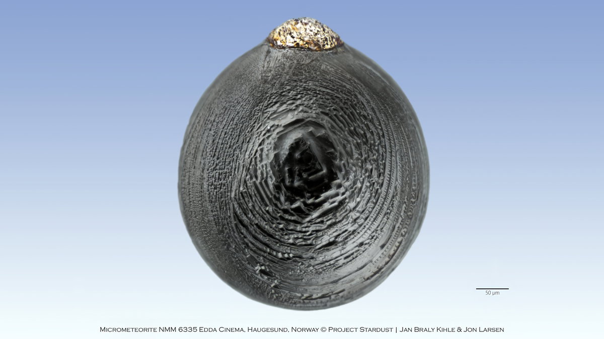 Stjernestøv funnet på taket av Edda Kino i Haugesund. Foto:&nbsp;Project Stardust // Jan Braly Kihle og Jon Larsen